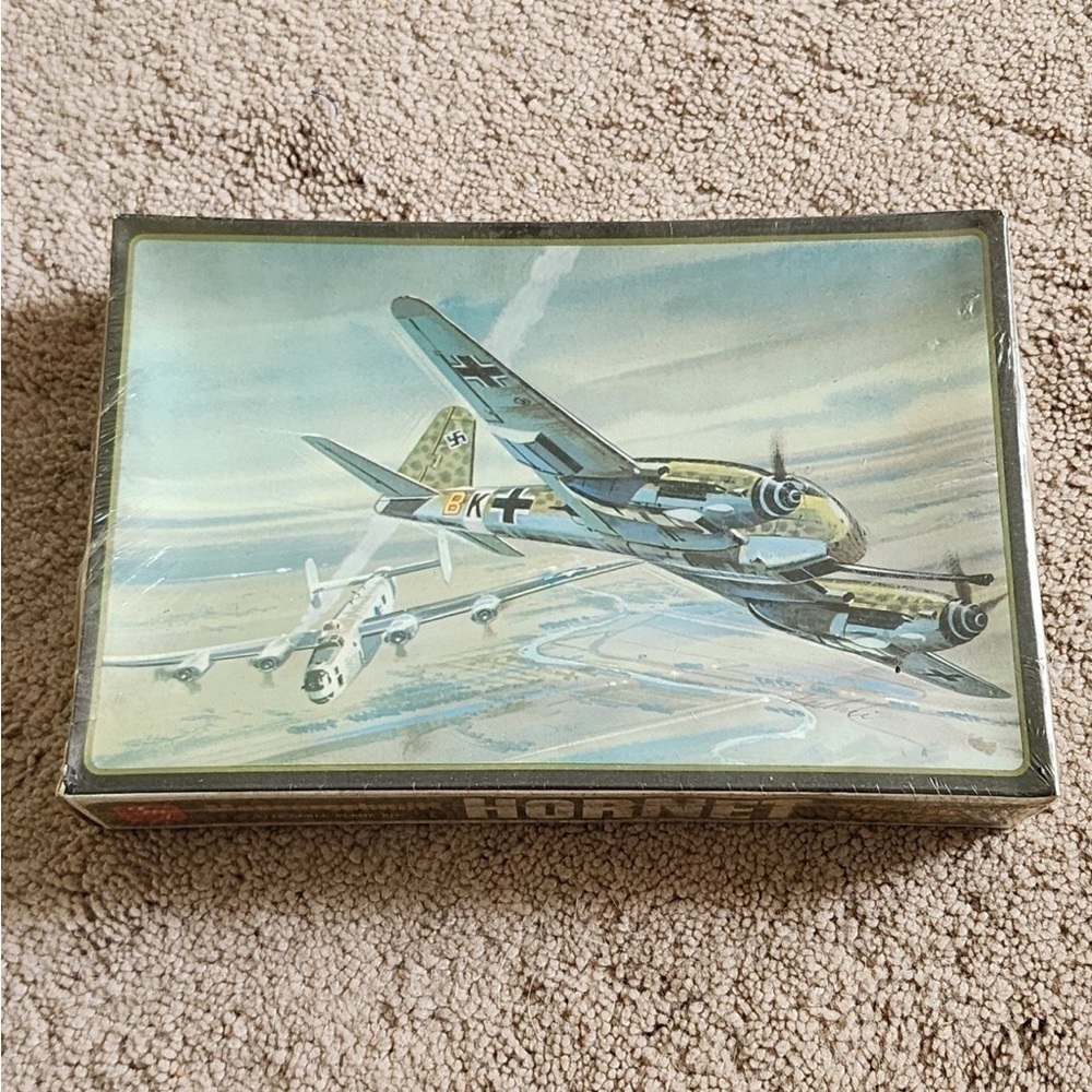 Vintage AMT MESSERSCHMIDT HORNET ME-410 FIGHTER 1:72 WWII Model Airplane Kit - Picture 1 of 2